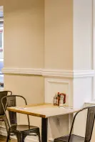 클래식 몰딩과 인더스트리얼의 조화, 피치스프링스 카페